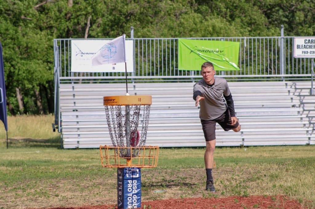 Tournament-style disc golf putt
